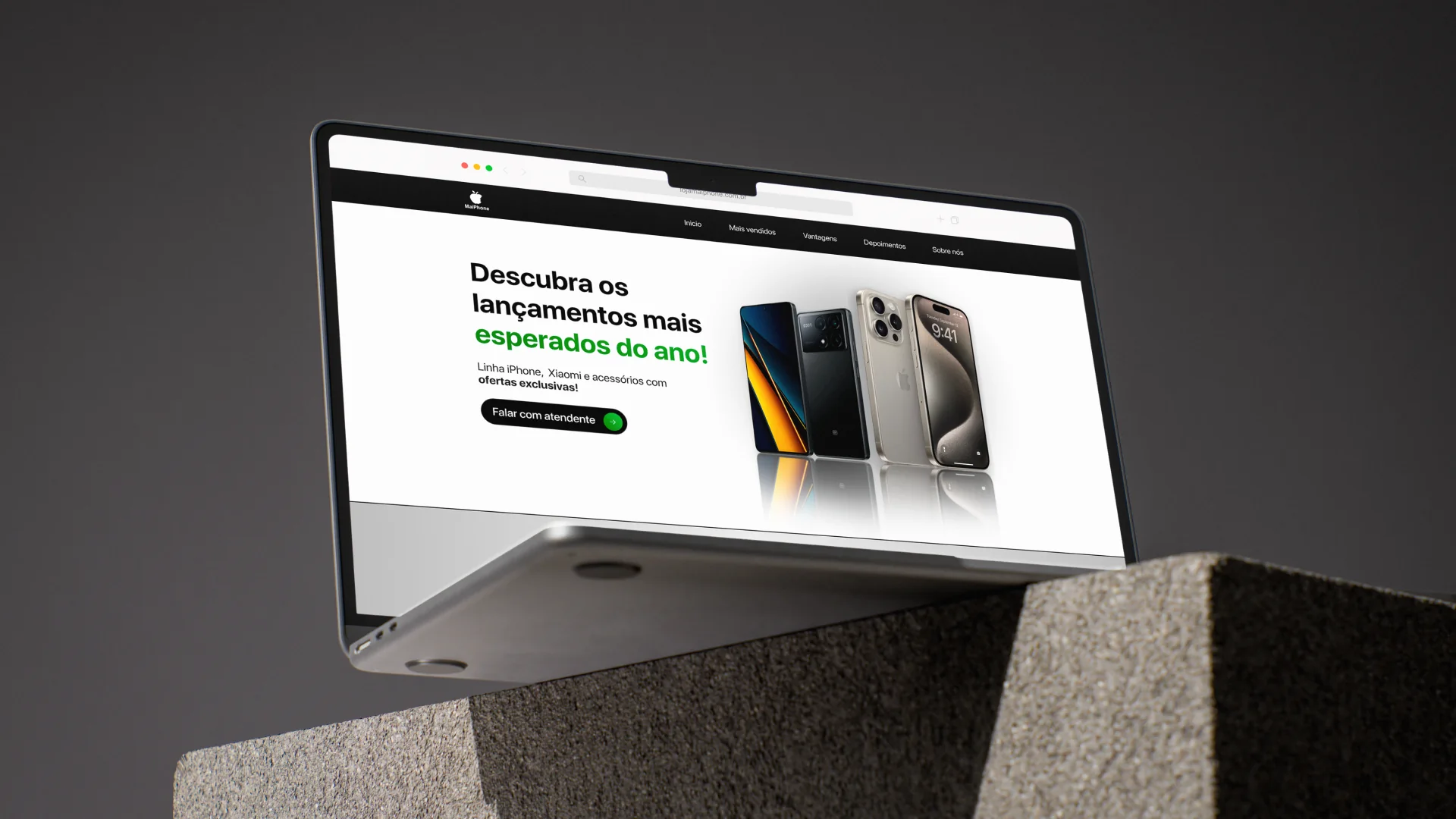 Página inicial da MaiPhone apresentada em um notebook sobre fundo escuro